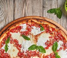 Пицца с сыром страчателла и томатами