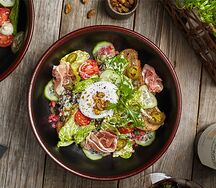 Салат с прошутто ветчиной и яйцом пашот