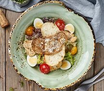 Салат Цезарь с курицей