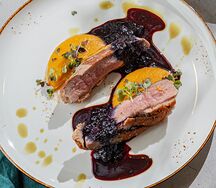 Утиная грудка с тыквенным пюре и ягодным соусом 