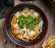 Куриный суп с яйцом и шпинатом