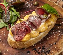 Брускетта с ростбифом и тыквенным кремом