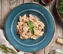 Паста с цыпленком и вялеными томатами