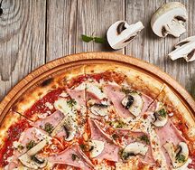 Пицца с ветчиной и грибами