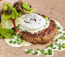 Бифштекс рубленый из говядины с яйцом пашот