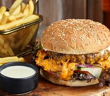 Шеф-бургер и картофель фри с соусом