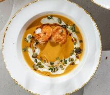 Тыквенный крем-суп с креветками и кокосовым кремом