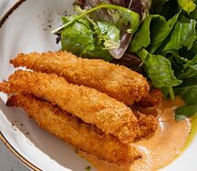 Тигровые креветки в панировке с имбирно-кокосовым соусом