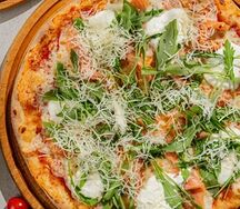 Пицца с малосольным лососем и страчателлой