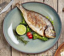 Дорада на гриле с брокколи