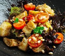 Салат с баклажанами и томатами черри