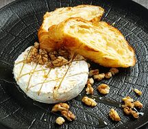 Сыр камамбер запечённый