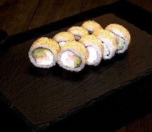 Калифорния в кунжуте с креветкой