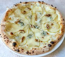 Пицца с грушей и горгонзолой