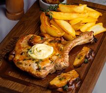 Сочный стейк из свинины с картофелем и розмарином