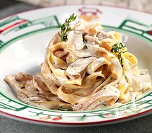 Тальятелле с куриным филе и лесными грибами