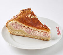 Кусок пирога с ветчиной и сыром