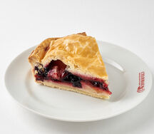 Кусок пирога с черноплодной рябиной и яблоком