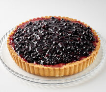 Пирог открытый с черной смородиной