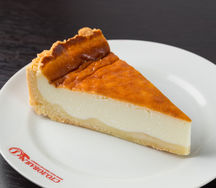 Кусок открытого пирога с творогом