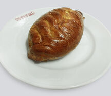 Пирожок с зелёным луком и яйцом