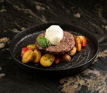 Бифштекс с яйцом пашот