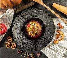 Тыква на подушке из риса с креветкой и брусничным соусом