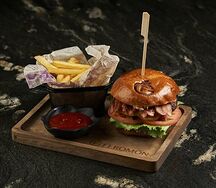 Биф Бургер с картофелем фри и соусом