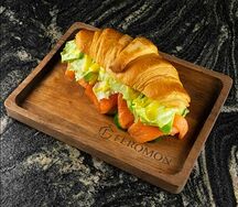 Круассан с лососем