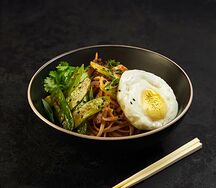 Лапша с говядиной и соусом том ям