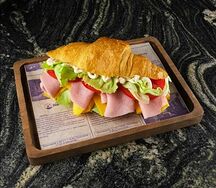 Круассан с ветчиной