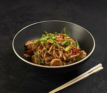 Лапша с креветками, чесноком и имбирем