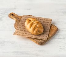 Пирожок с луком и яйцом