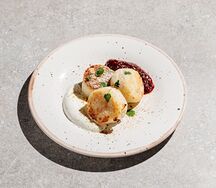 Сырники со сметаной и джемом