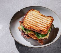 Сэндвич с беконом и омлетом