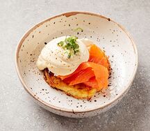 Драник с лососем и яйцом пашот