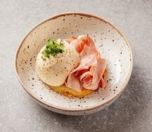 Драник с беконом и яйцом пашот