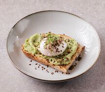 Авокадо-тост с яйцом пашот