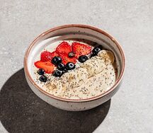 Овсянка с бананом и ягодами