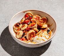 Мини-панкейки с кремом и ягодами 