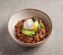 Гречневая каша с авокадо и яйцом пашот