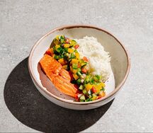 Лосось с рисом и овощной сальсой