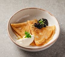 Блины с черничным вареньем и сметаной