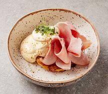 Драник с тамбовским окороком и яйцом пашот