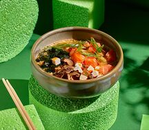 Острый мисо-суп с лососем