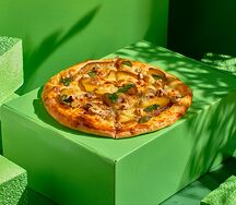 Хачапури с горгондзолой, грушей и грецким орехом