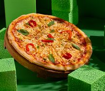 Пицца с курицей и соусом песто