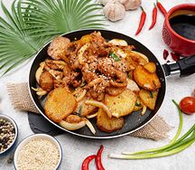 Острая говядина с картофелем на горячей сковороде