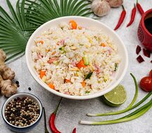 Жареный рис с яйцом и колбаса