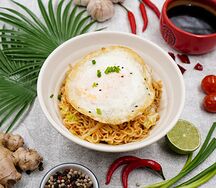 Быстрая лапша, обжаренная с яйцом